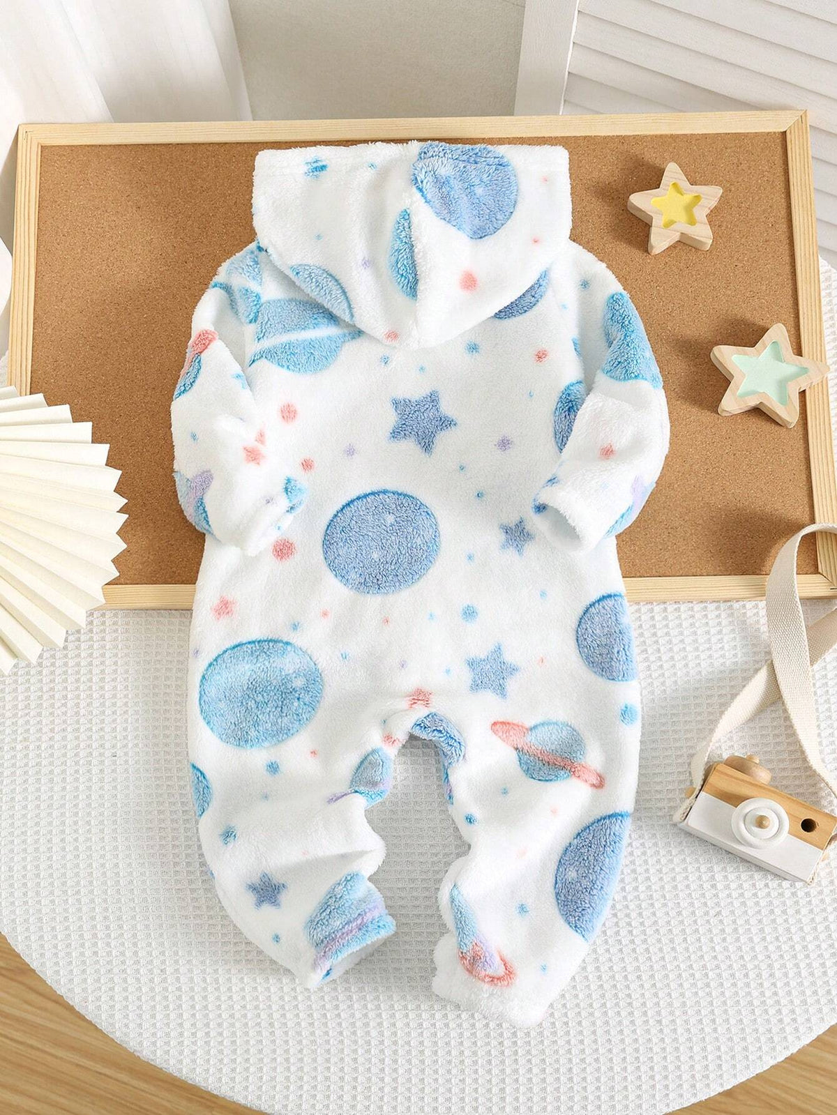 Mameluco blanco de felpa para bebe con planetas y estrellas vista trasera