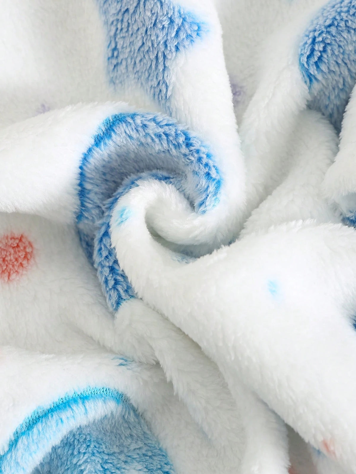 Mameluco blanco de felpa para bebe con detalle de textura suave y estampado de planetas