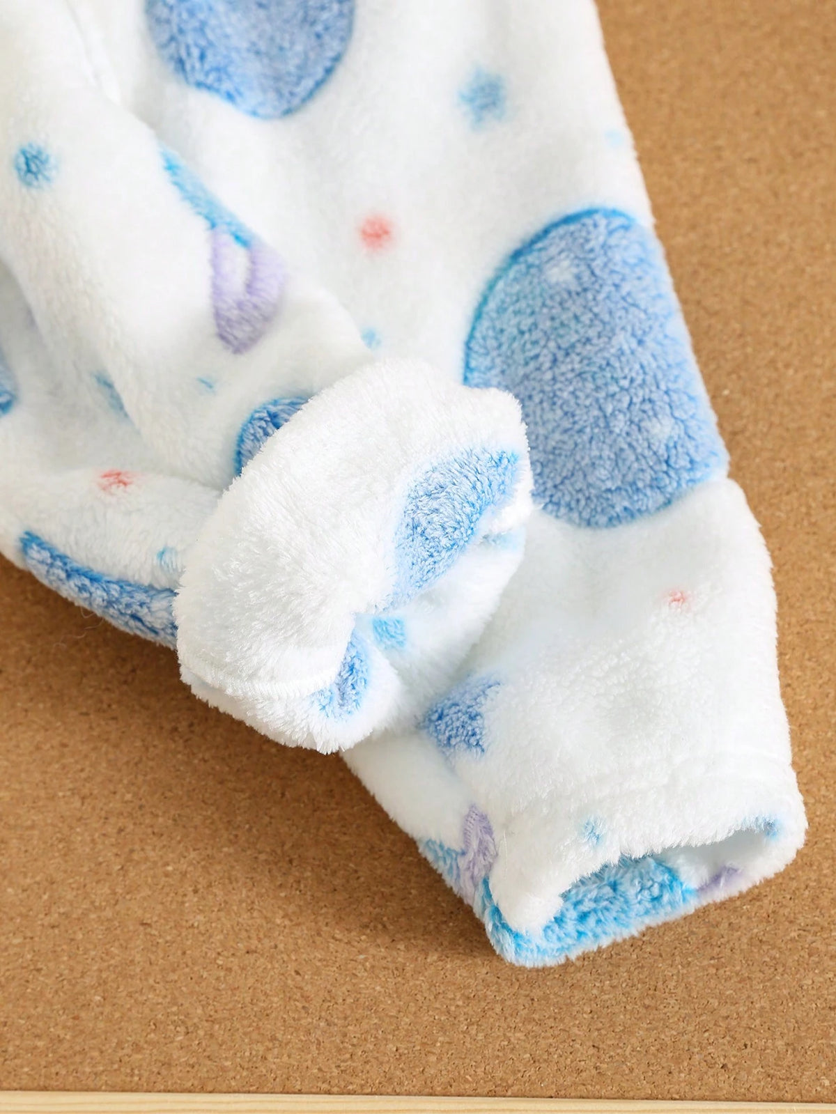 Mameluco blanco para bebe con detalle de mangas largas y acabado afelpado
