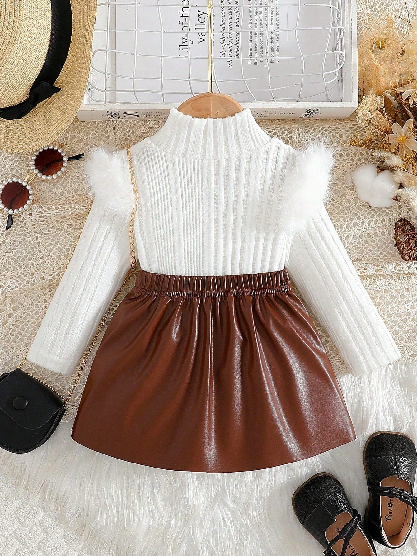 Prenda blanca conjunto para bebe con falda café plisada vista posterior