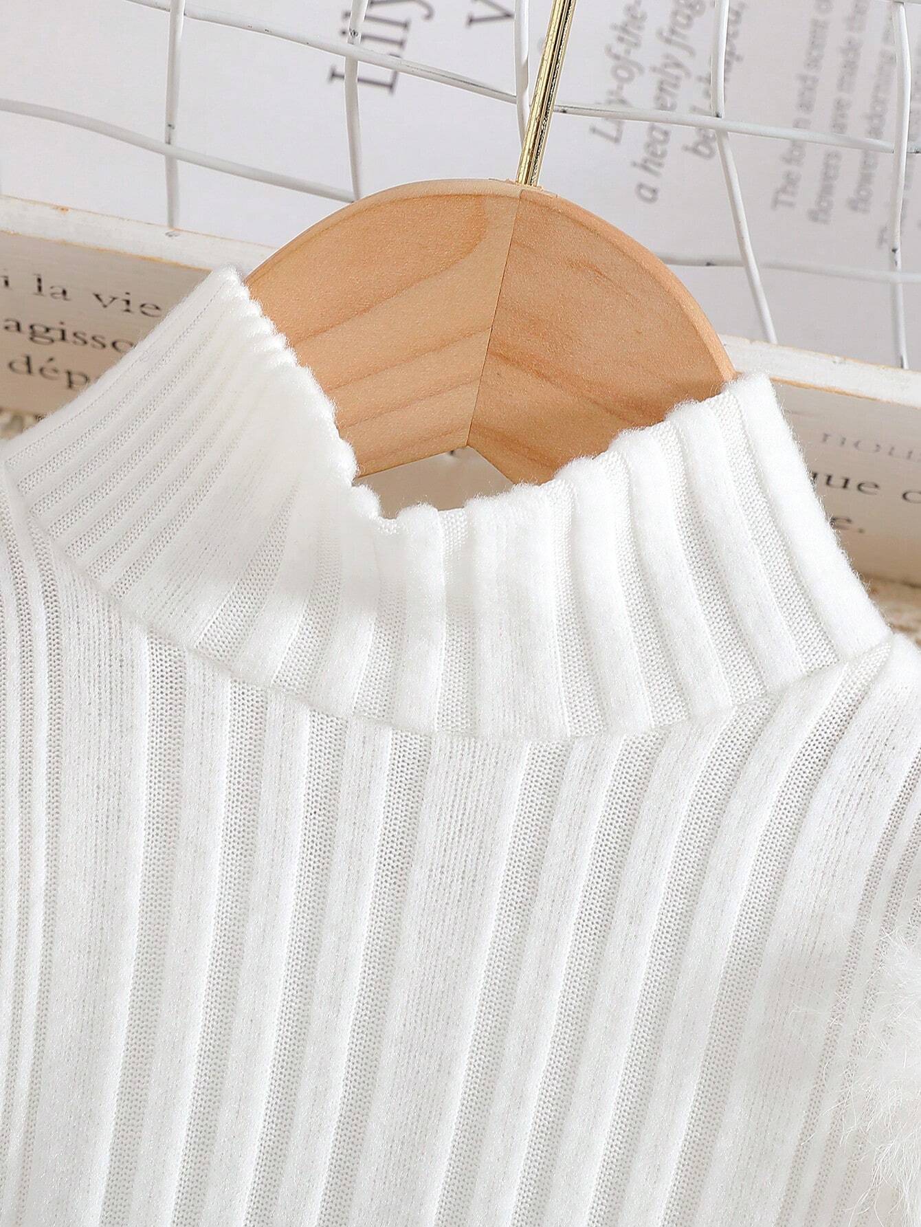 Prenda blanca blusa para bebe con cuello alto acanalado