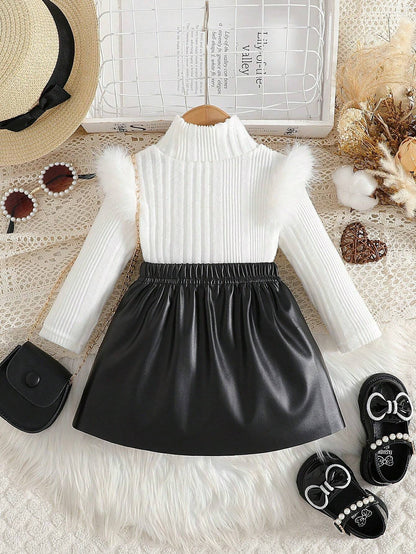 Prenda blanca conjunto para bebe con falda negro plisada vista posterior