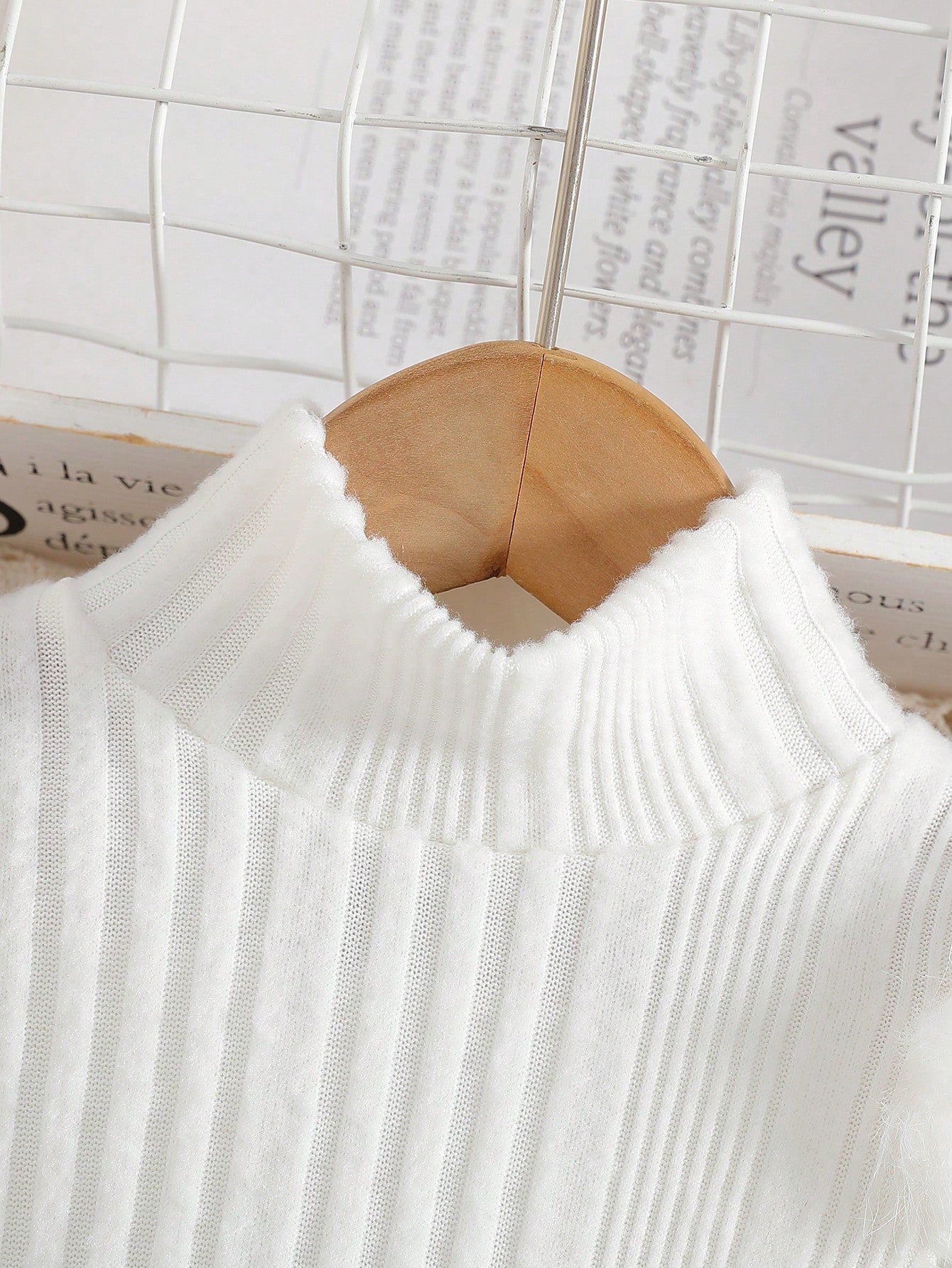 Prenda blanca blusa para bebe con cuello alto acanalado