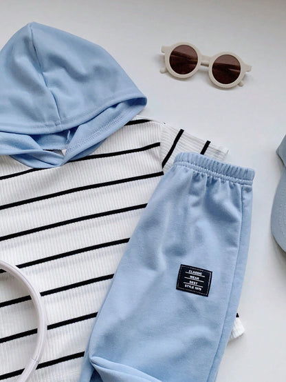 Set azul con capucha rayada y pantalón deportivo