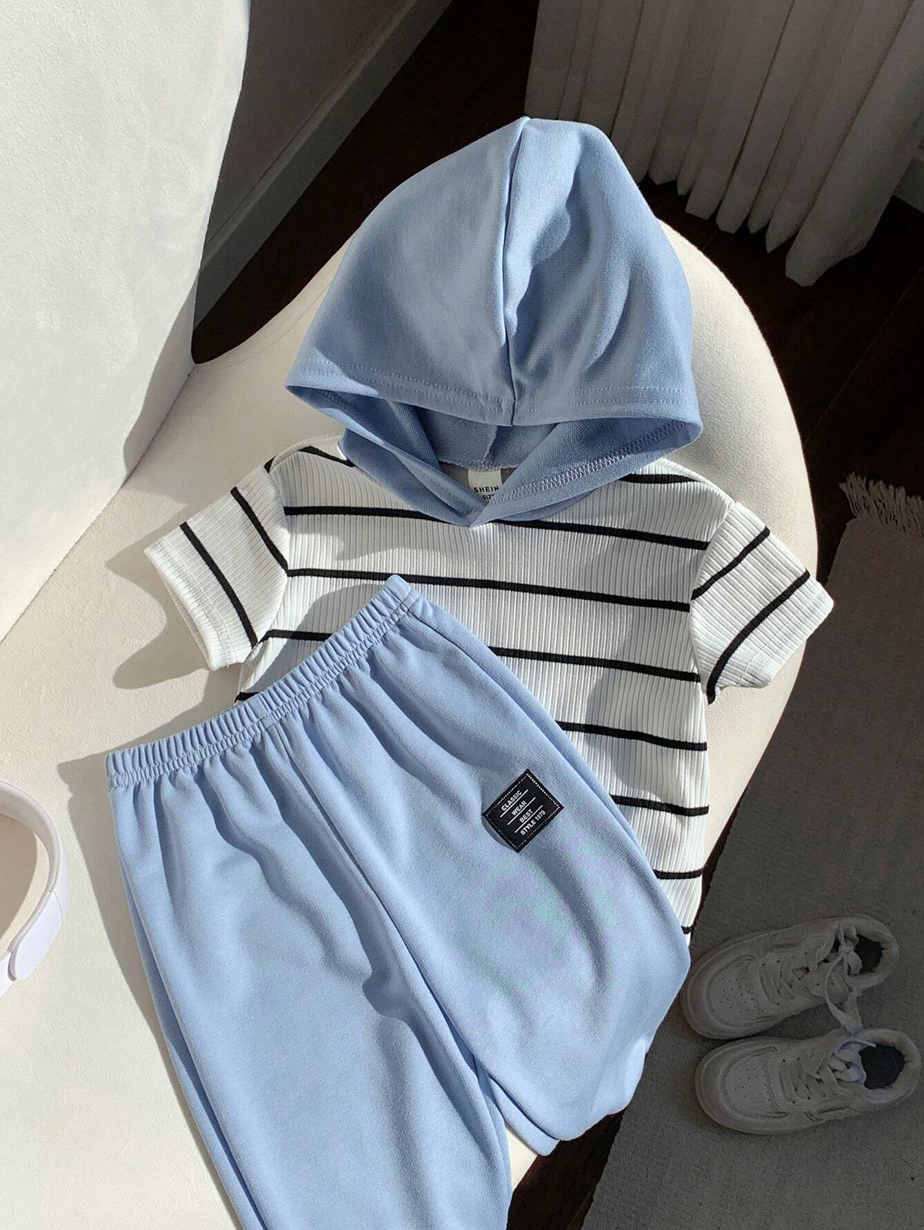 Set azul con capucha rayada y pantalón deportivo