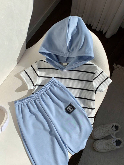 Set azul con capucha rayada y pantalón deportivo