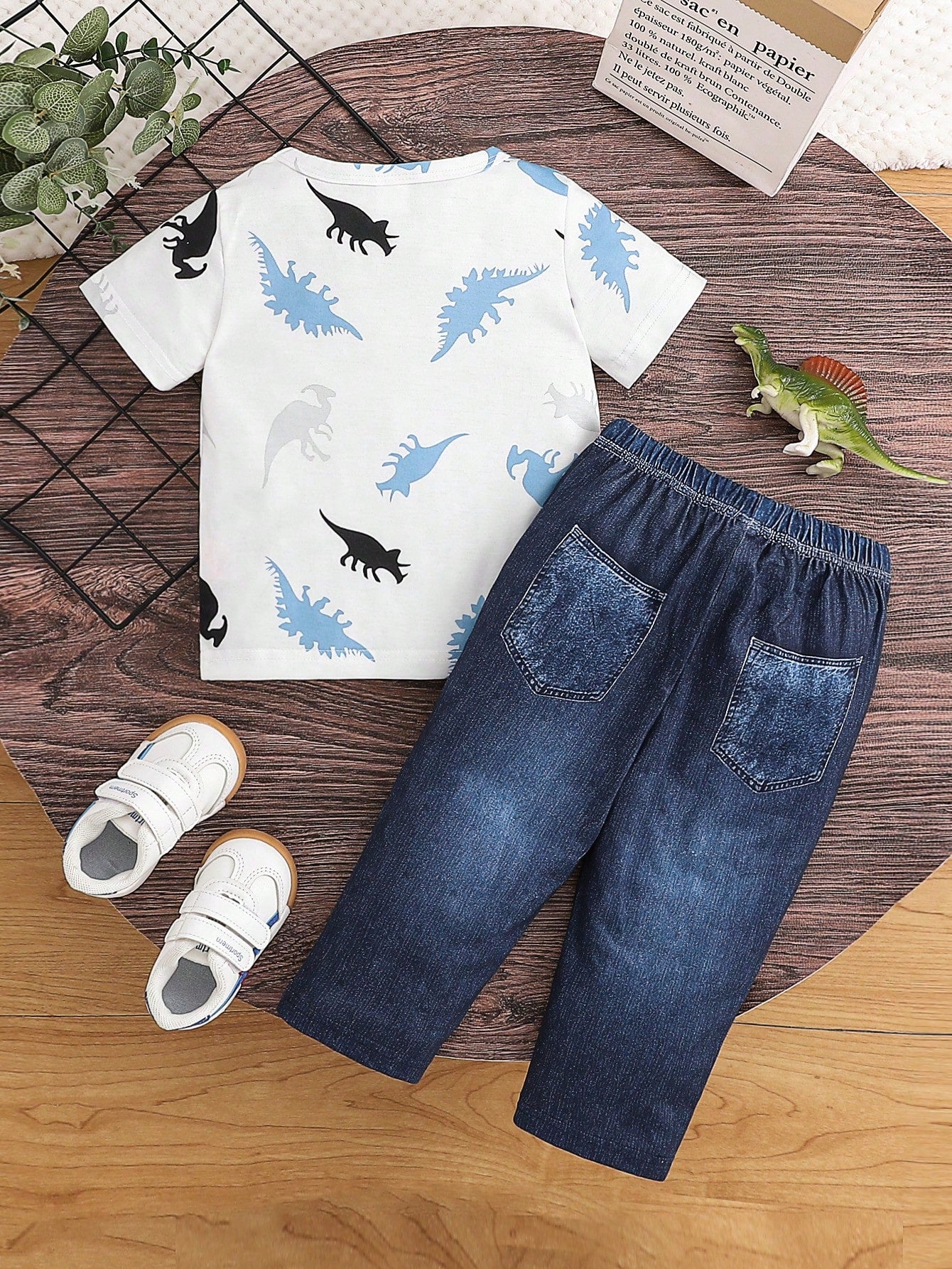 Prenda blanca conjunto para bebe con dinosaurios y pantalón azul vista trasera