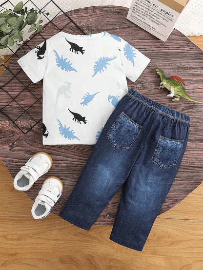 Prenda blanca conjunto para bebe con dinosaurios y pantalón azul vista trasera