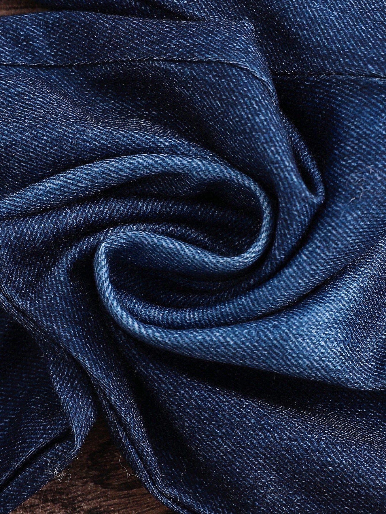 Prenda azul pantalón para bebe con detalle de tela tipo denim
