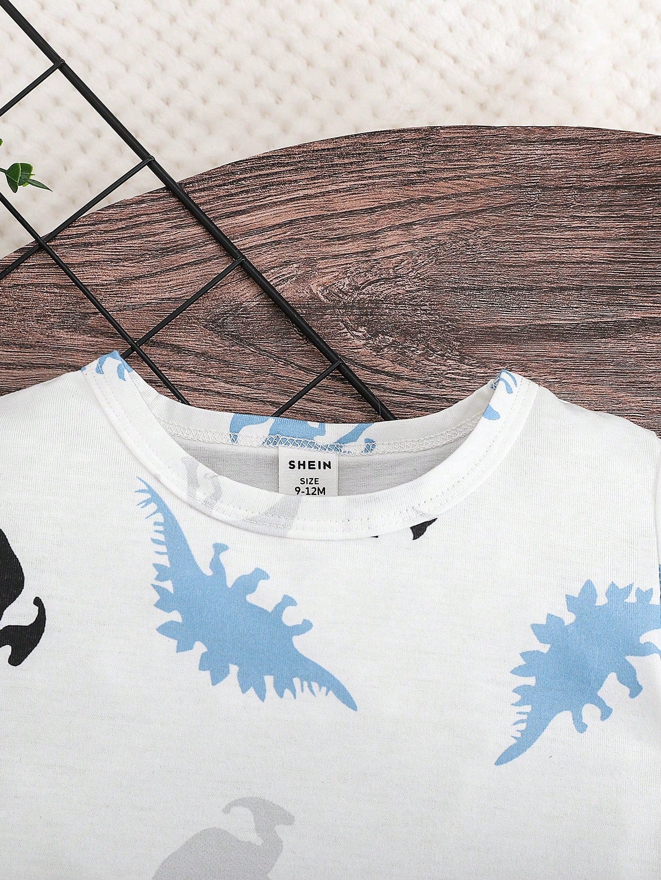 Prenda blanca camiseta para bebe con estampado de dinosaurios detalle frontal