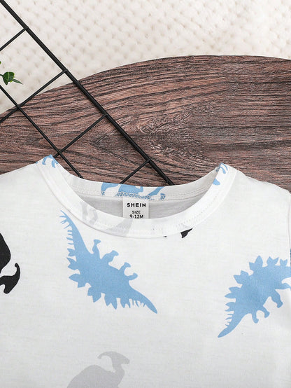 Prenda blanca camiseta para bebe con estampado de dinosaurios detalle frontal