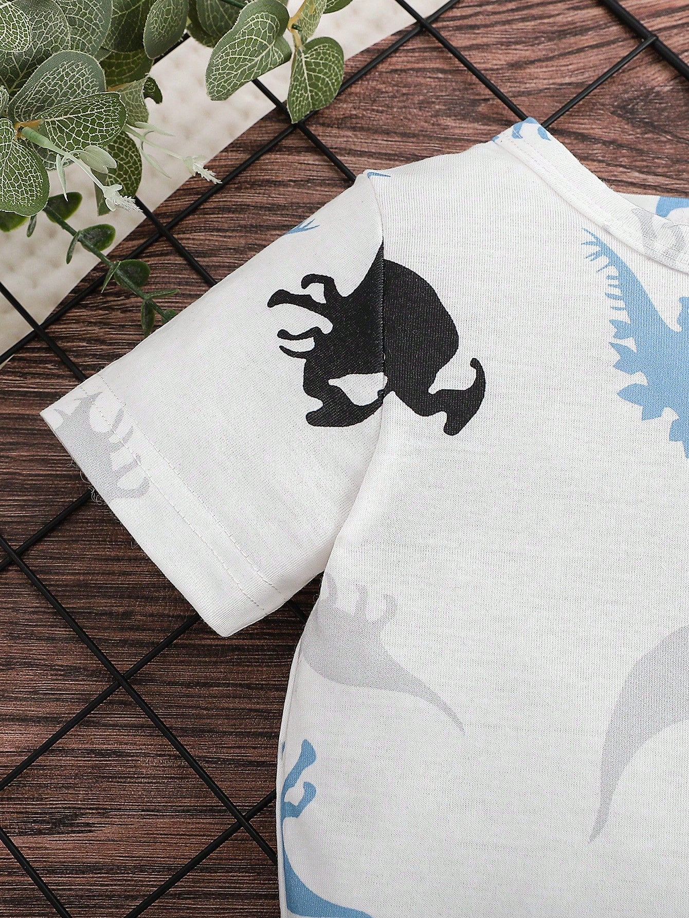 Prenda blanca camiseta para bebe con estampado de dinosaurios detalle frontal