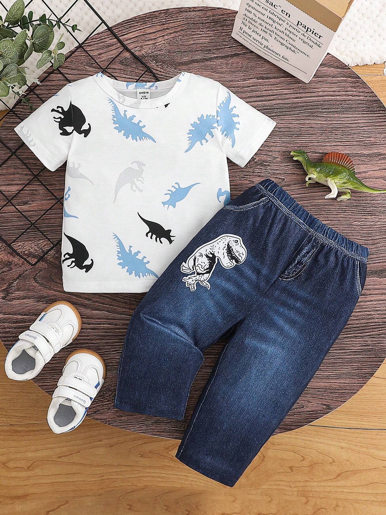 Prenda blanca conjunto para bebe con dinosaurios y pantalón azul vista frontal