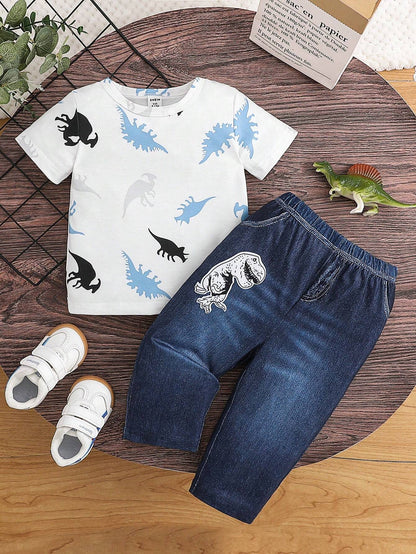 Prenda blanca conjunto para bebe con dinosaurios y pantalón azul vista frontal