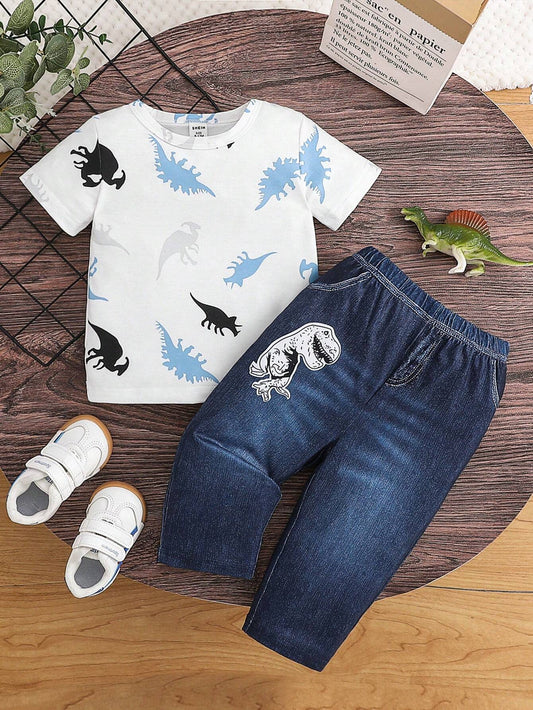 Prenda blanca conjunto para bebe con dinosaurios y pantalón azul vista frontal