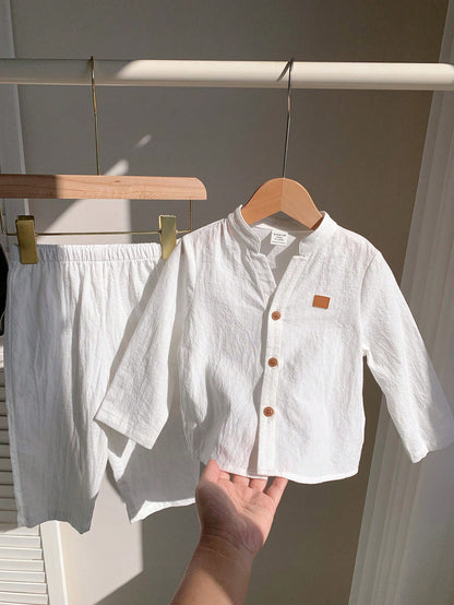 Conjunto blanco básico de camisa y pantalón cómodo