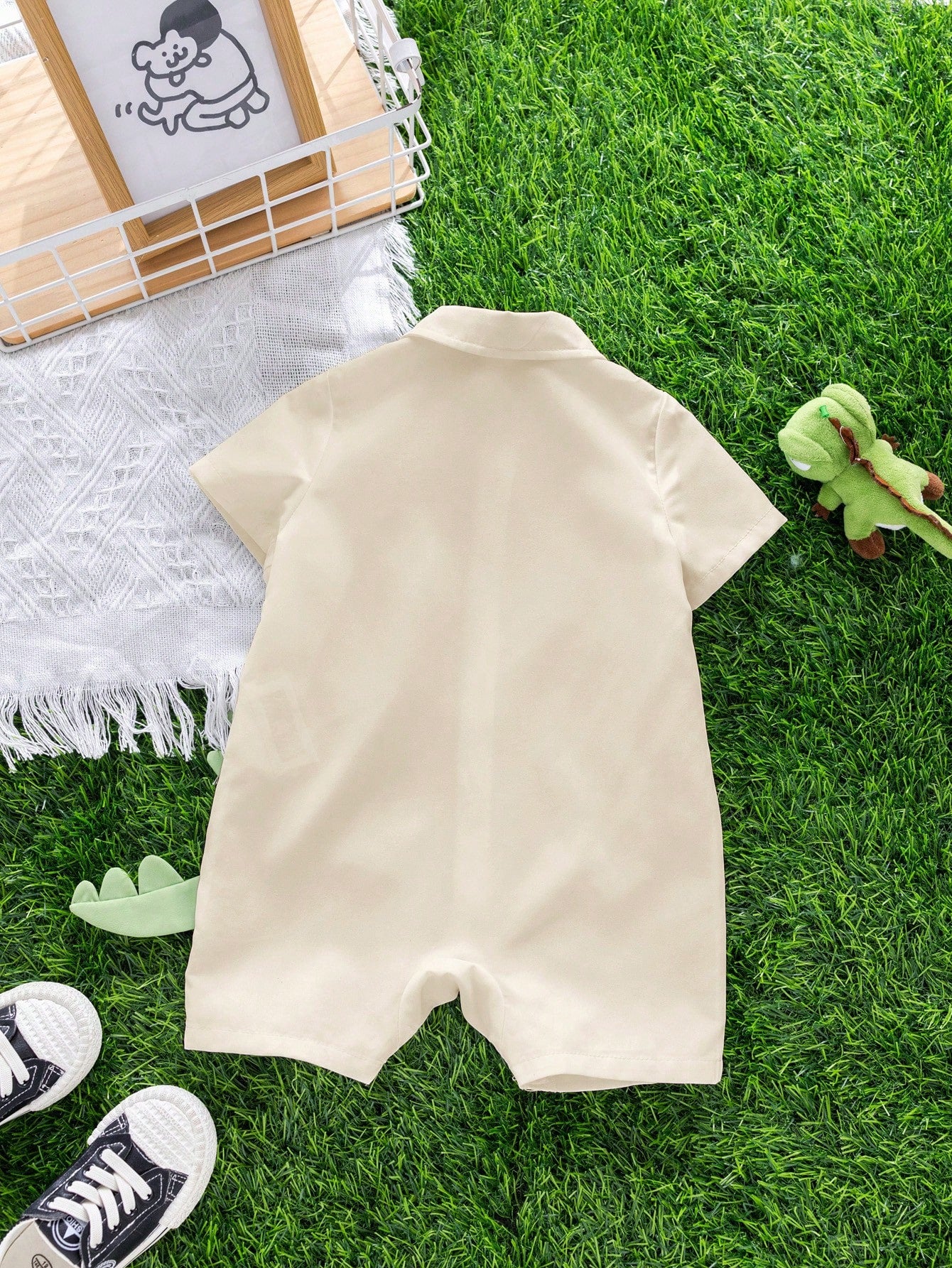 Enterizo beige verde con dinosaurio grande frontal