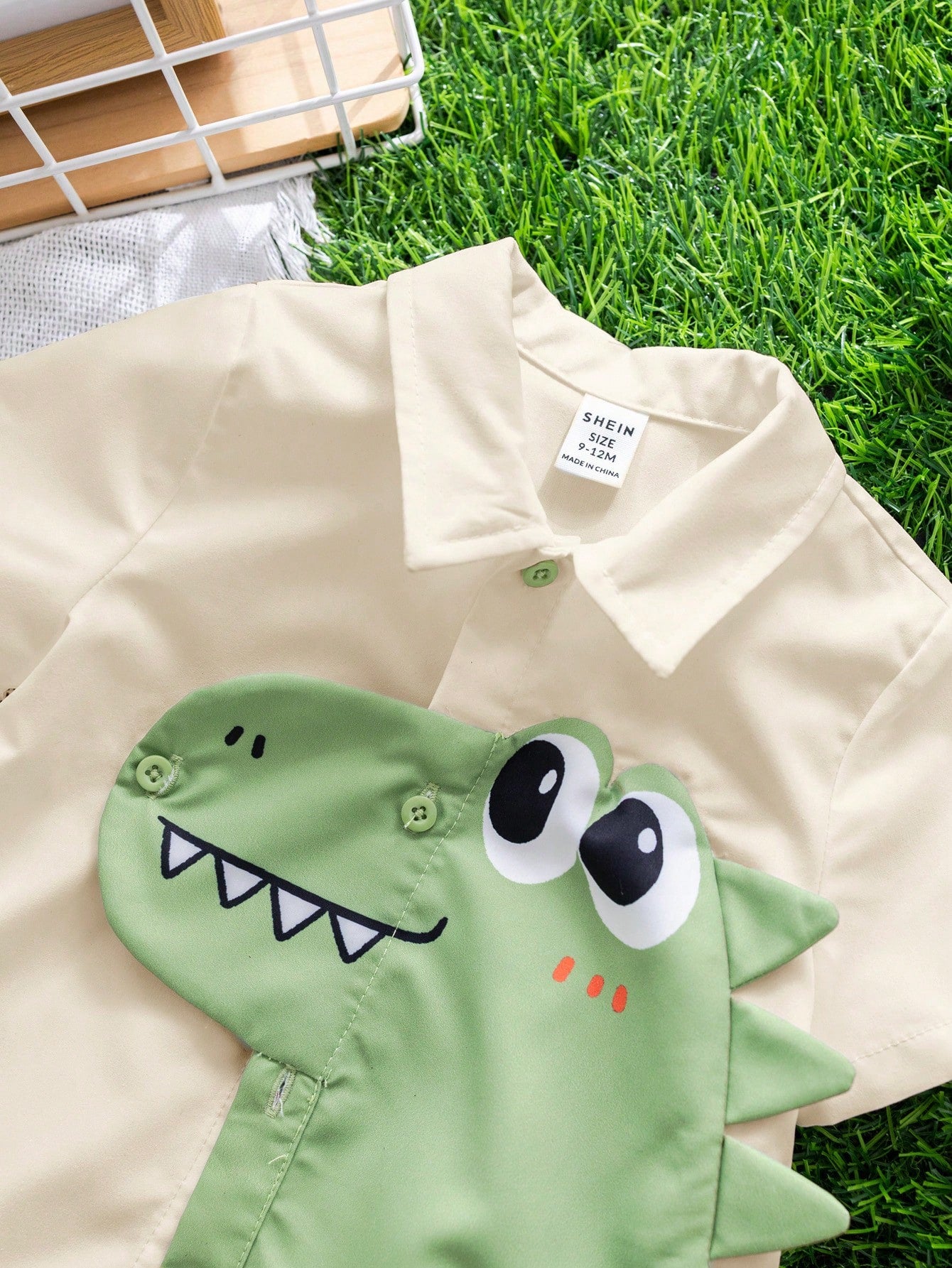 Enterizo beige verde con dinosaurio grande frontal