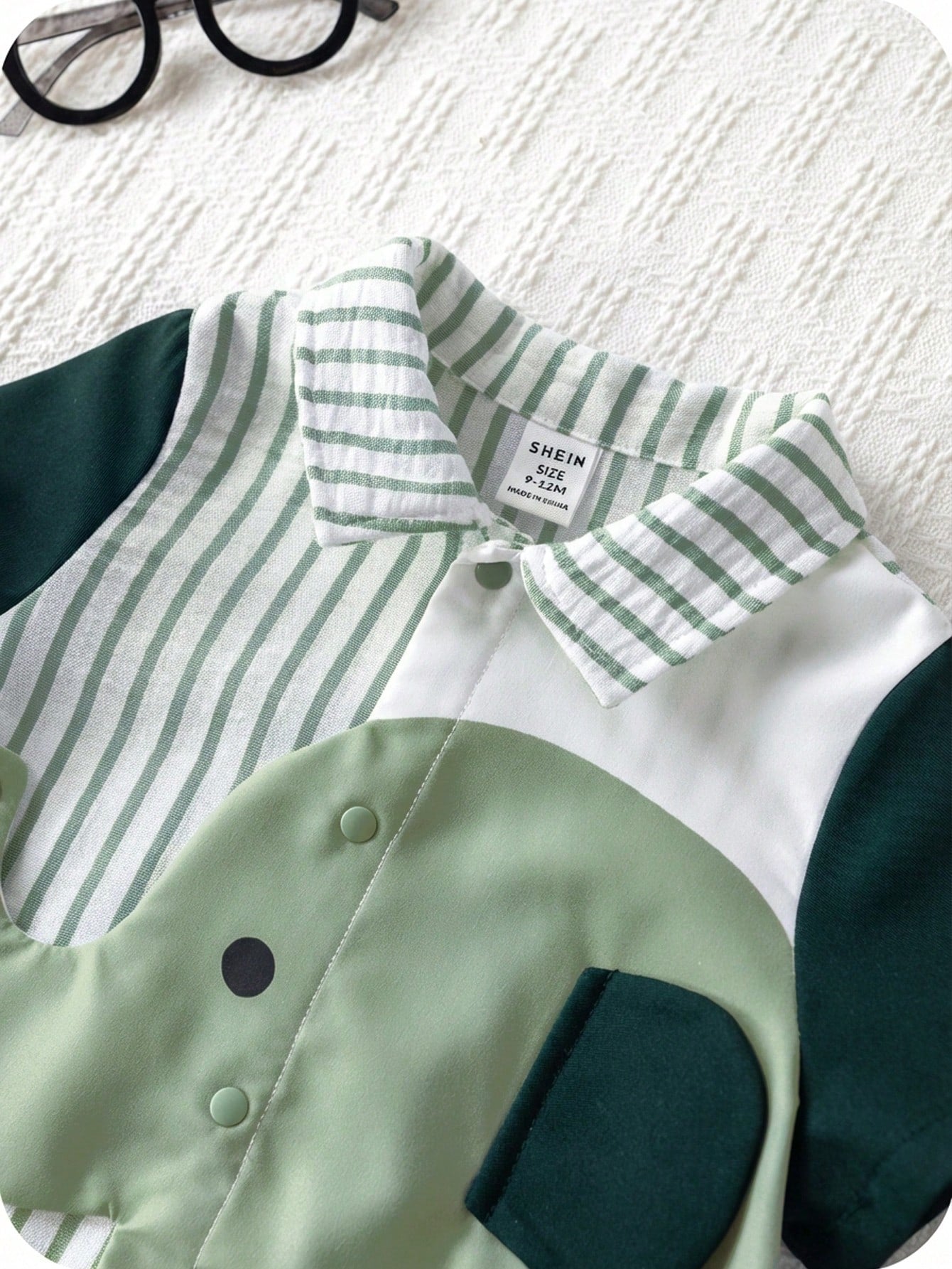 Prenda verde menta mameluco para bebe con cuello camisero detalle del acabado
