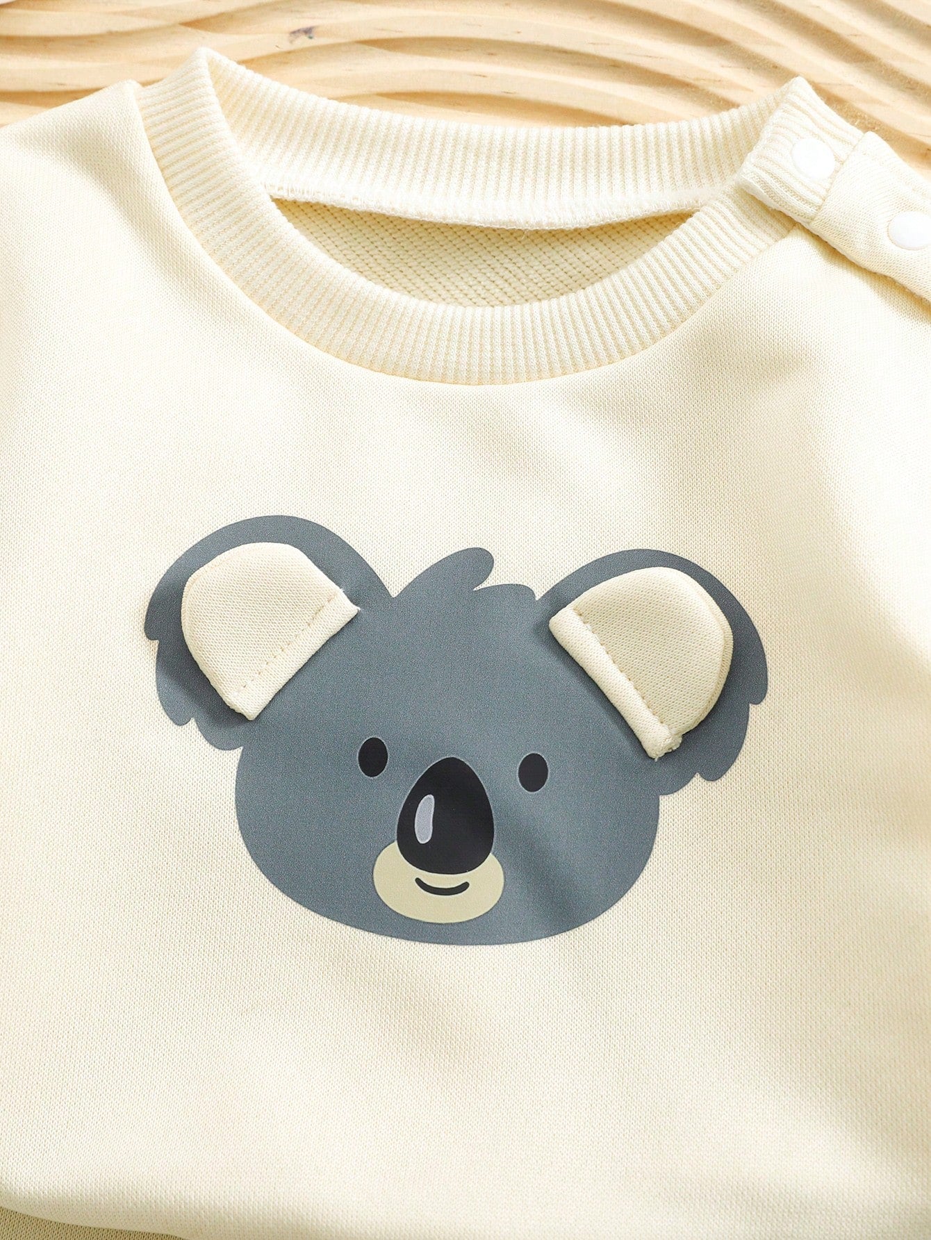 Prenda albaricoque conjunto de sudadera para bebe detalle estampado de koala
