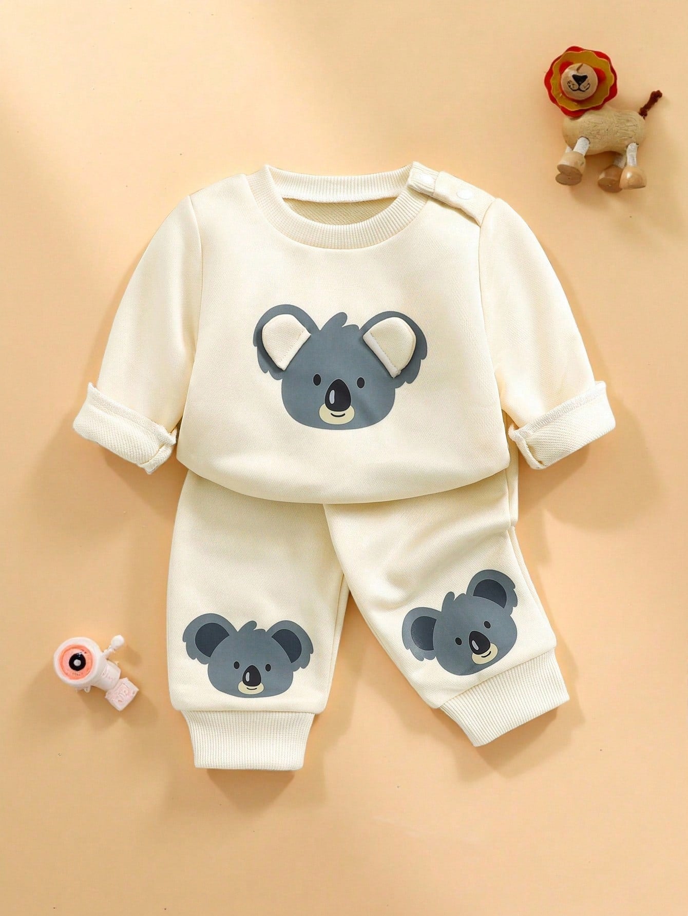 Prenda albaricoque conjunto de sudadera y pantalón para bebe con estampado de koala vista frontal