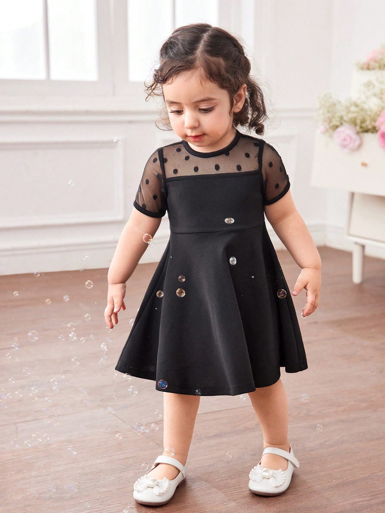 Prenda negro vestido para bebe en uso con acabado elegante