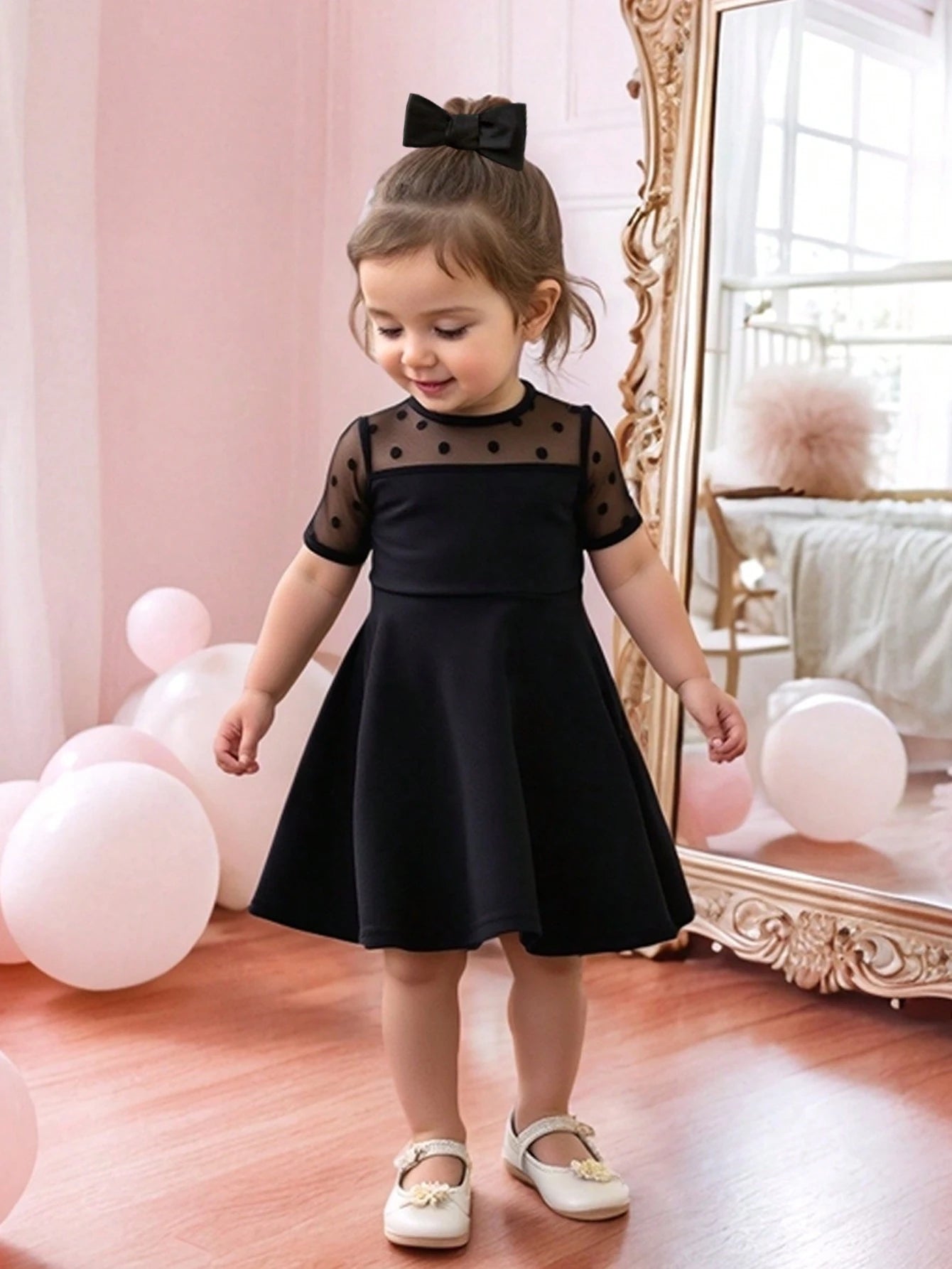 Prenda negro vestido para bebe con tul y puntos vista frontal
