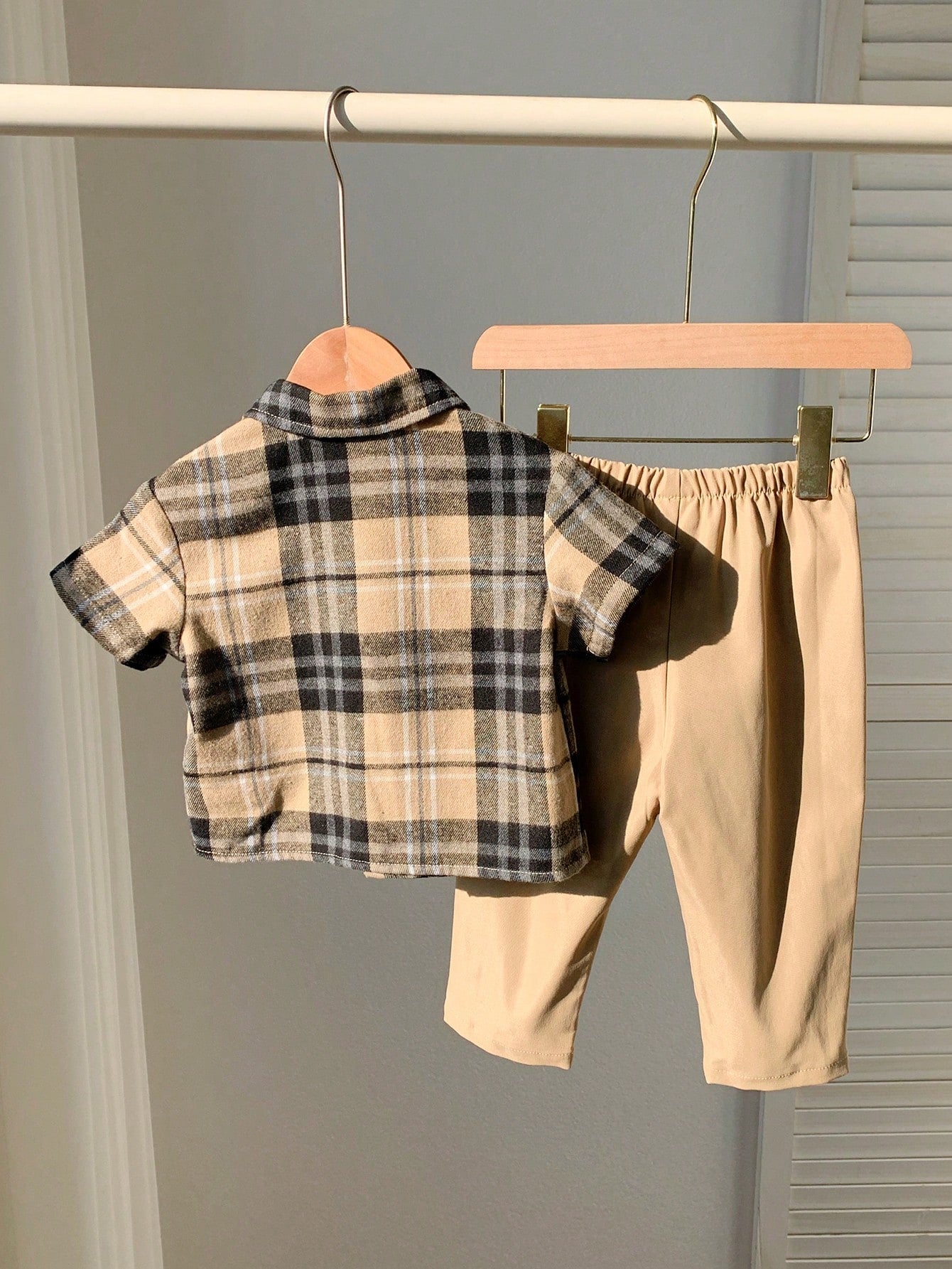 Prenda caqui conjunto a cuadros para bebe vista trasera