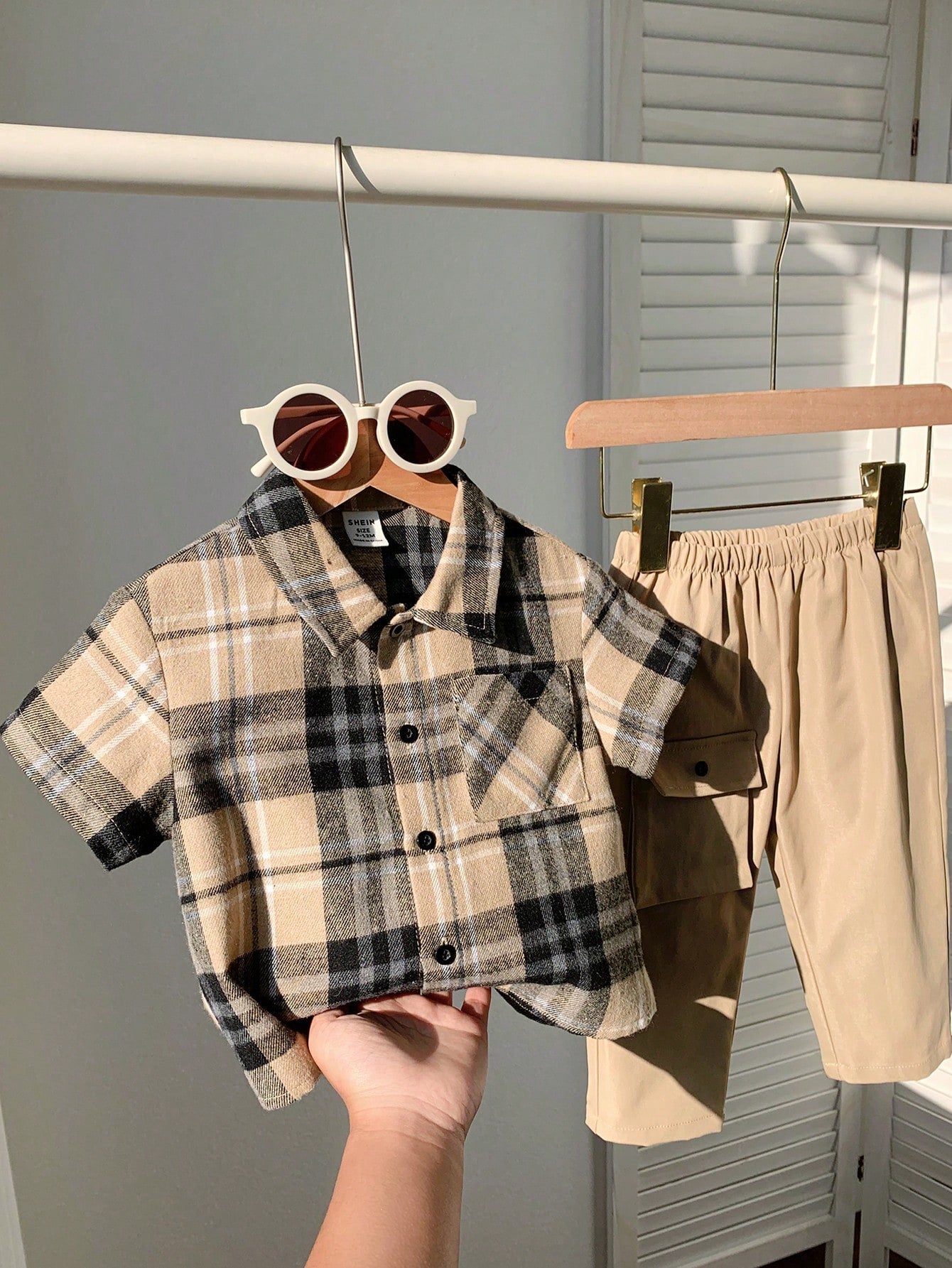 Prenda caqui camisa a cuadros para bebe detalle de botones