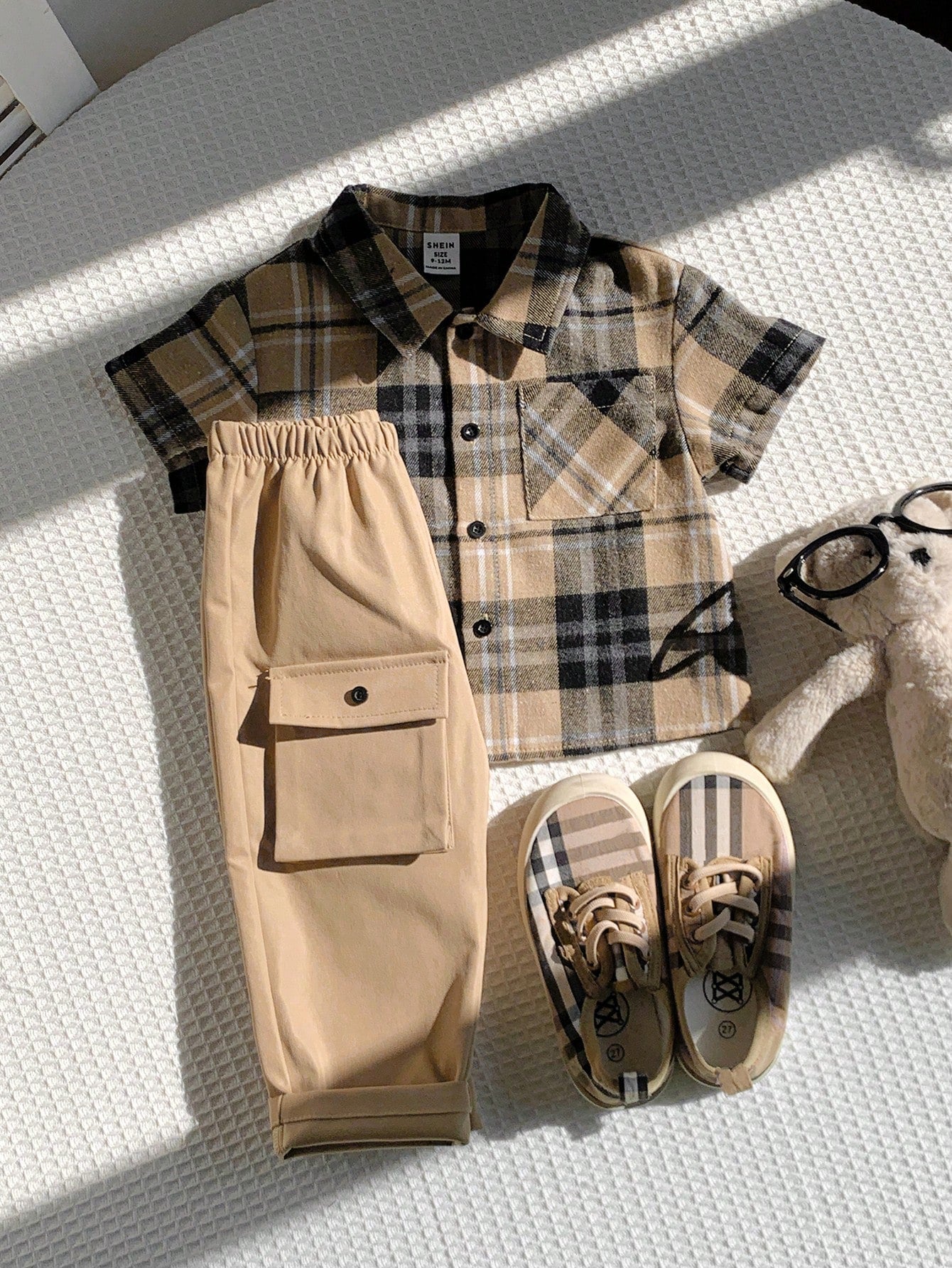 Prenda caqui conjunto para bebe detalle de pantalón con bolsillo