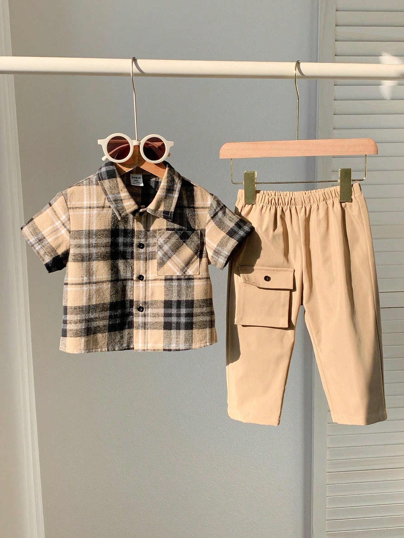 Prenda caqui conjunto a cuadros para bebe vista frontal