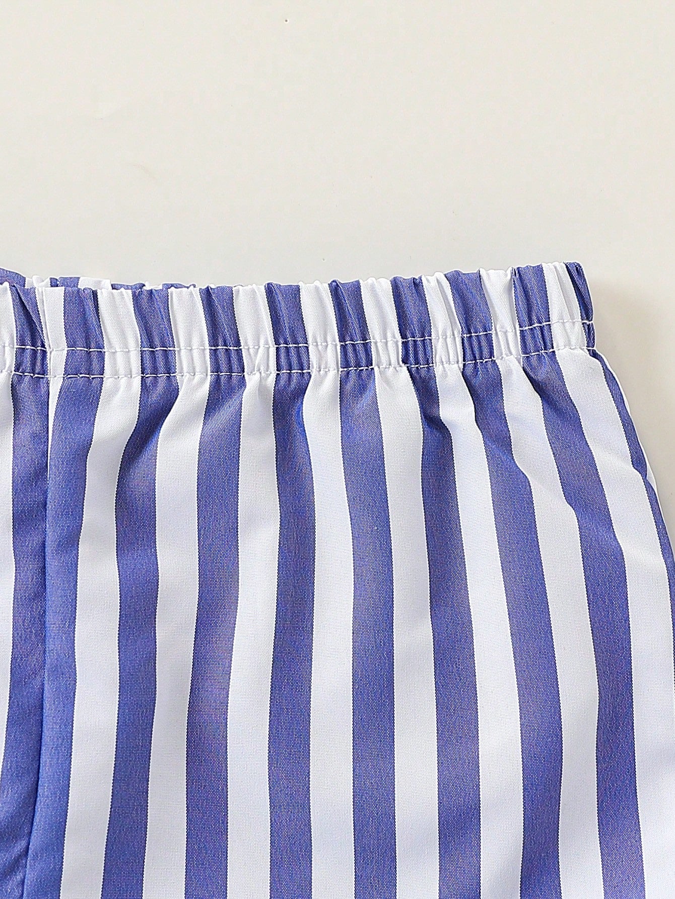 Conjunto blanco con rayas azul