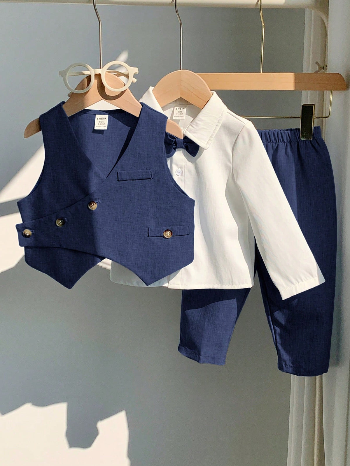 Conjunto azul marino elegante para bebé con chaleco asimétrico, vista frontal