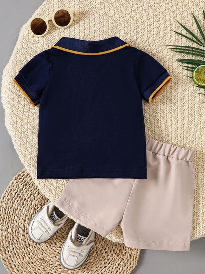 Set azul real con polo color block y short beige