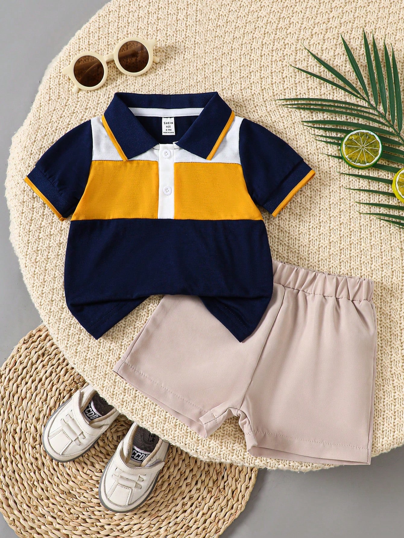 Set azul real con polo color block y short beige