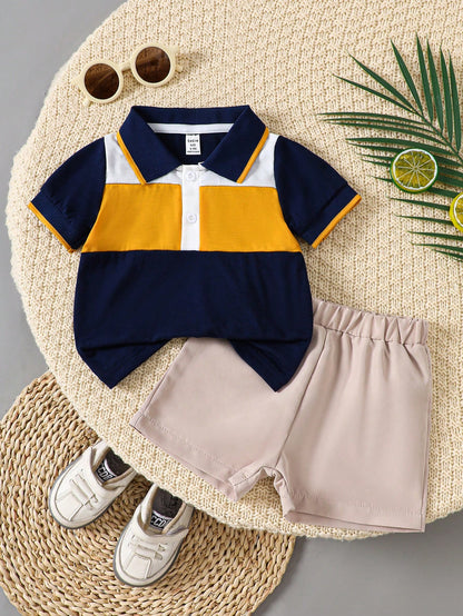Set azul real con polo color block y short beige