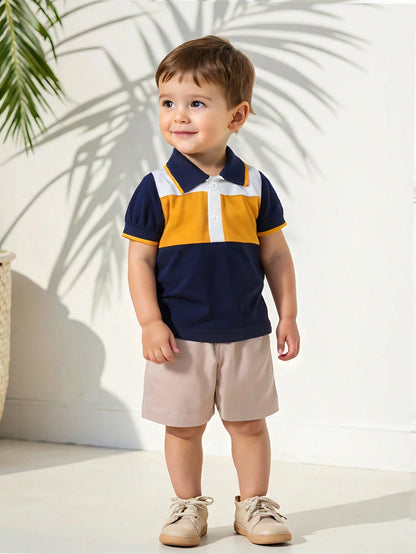 Set azul real con polo color block y short beige