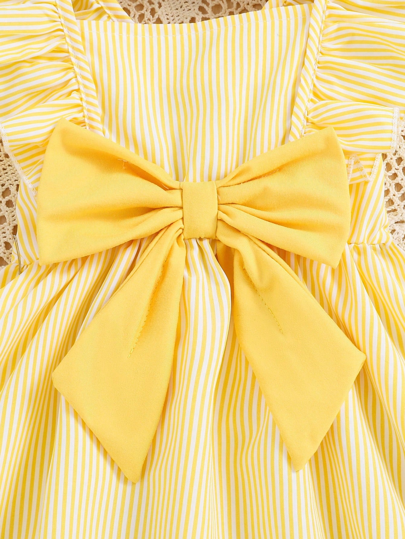 Prenda amarilla vestido para bebe con detalle de lazo grande