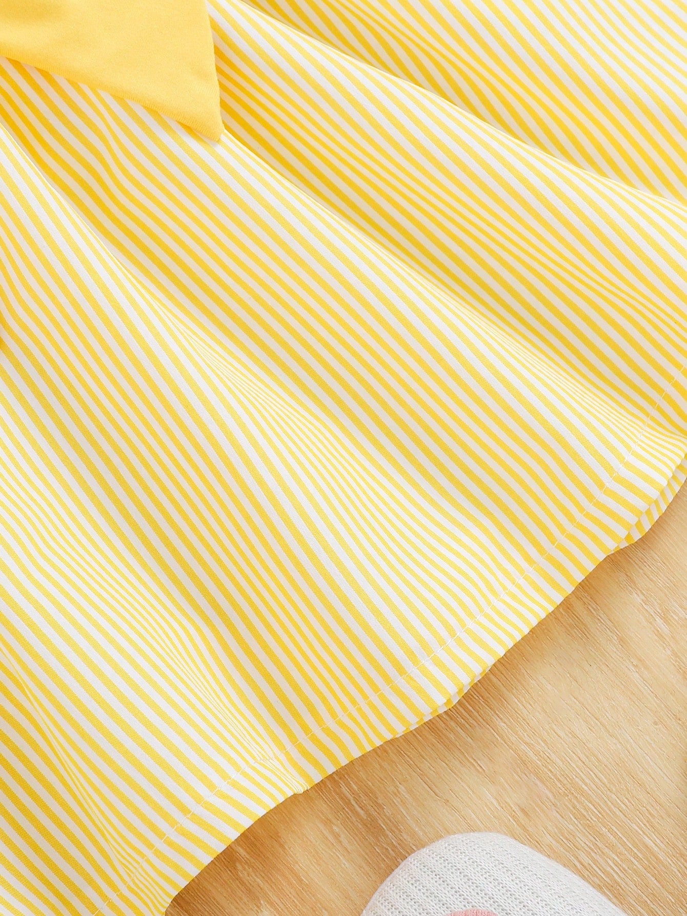 Prenda amarilla vestido para bebe con detalle de tela a rayas