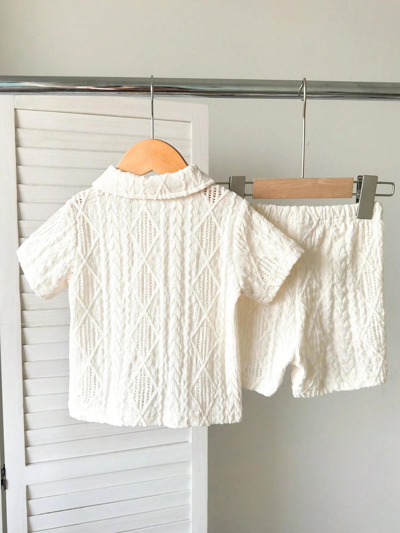Prenda albaricoque conjunto de ropa para bebe camisa y shorts vista trasera