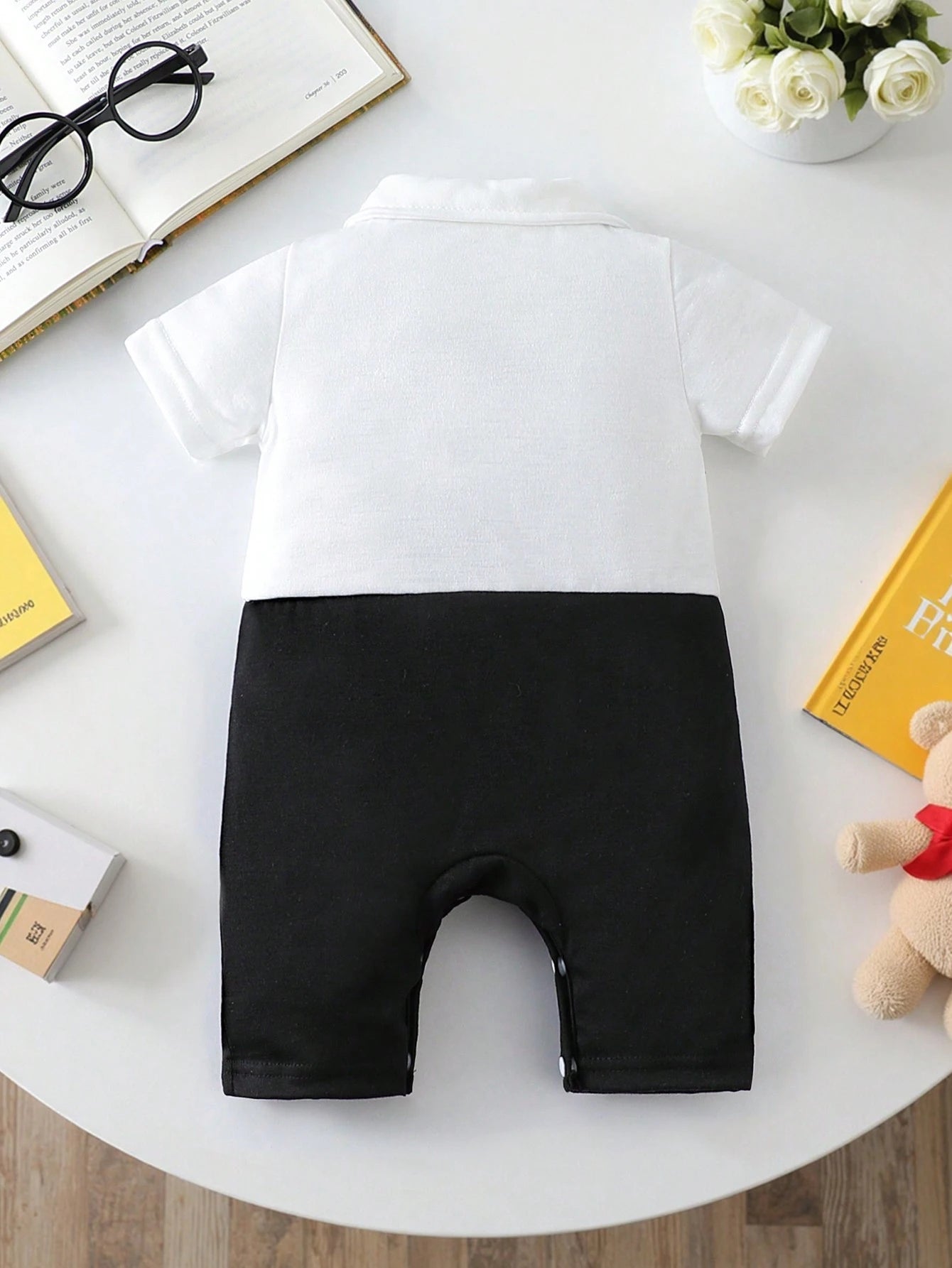 Pelele blanco negro moño elegante minimalista