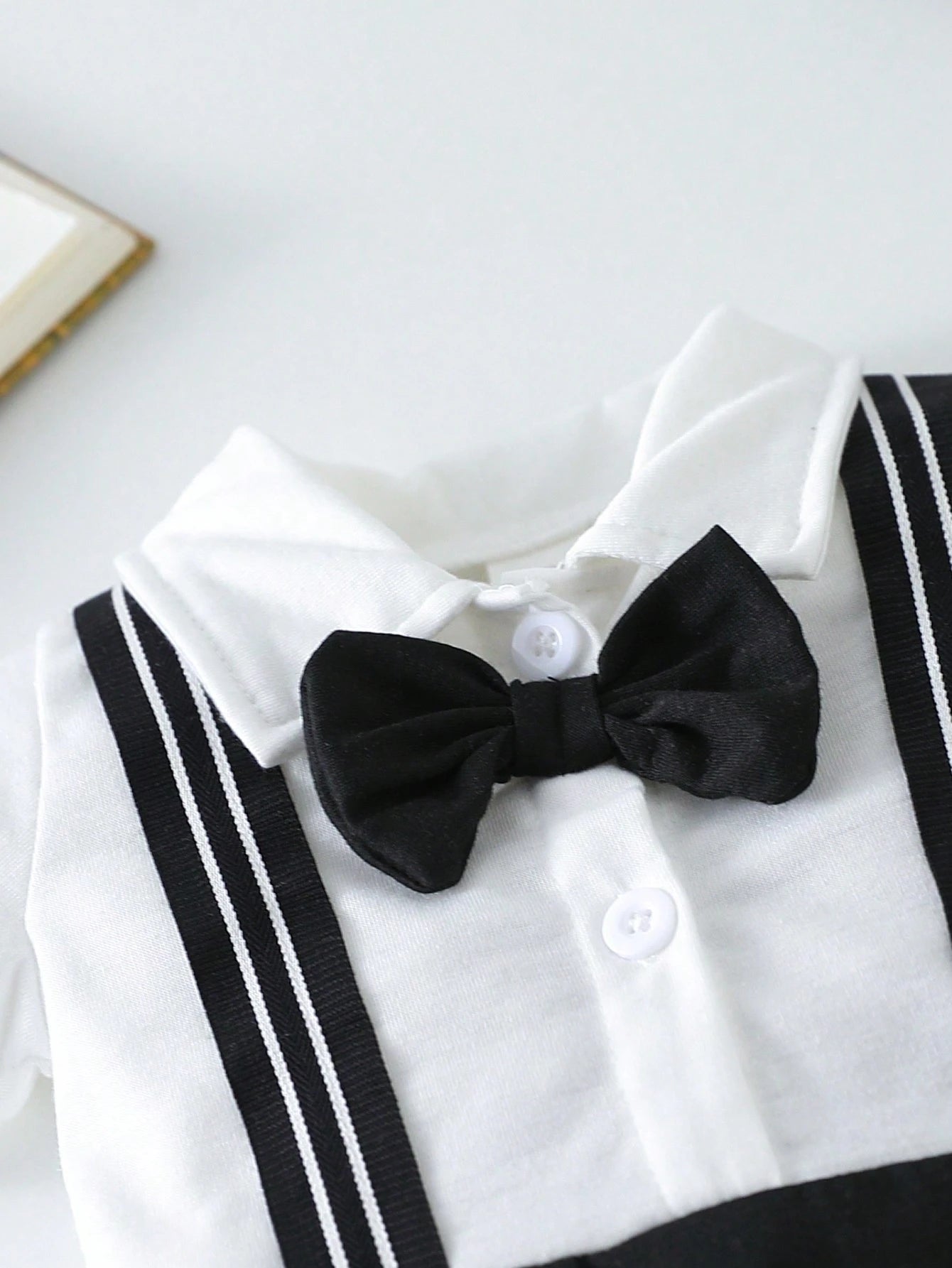 Pelele blanco negro moño elegante minimalista