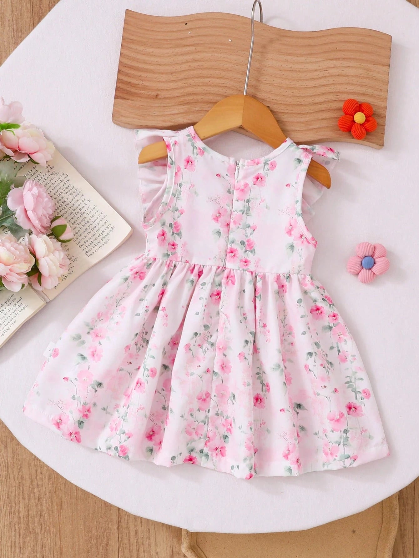 Vestido floral rosa con volantes y lazo