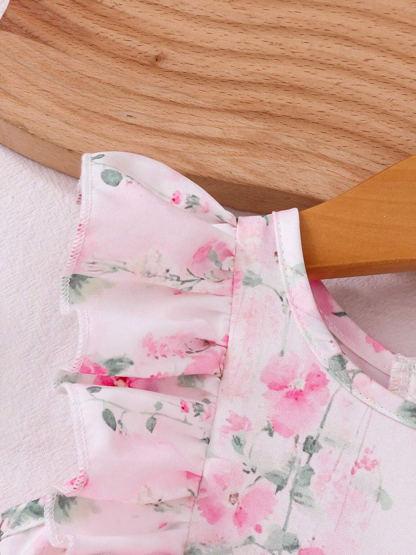 Vestido floral rosa con volantes y lazo