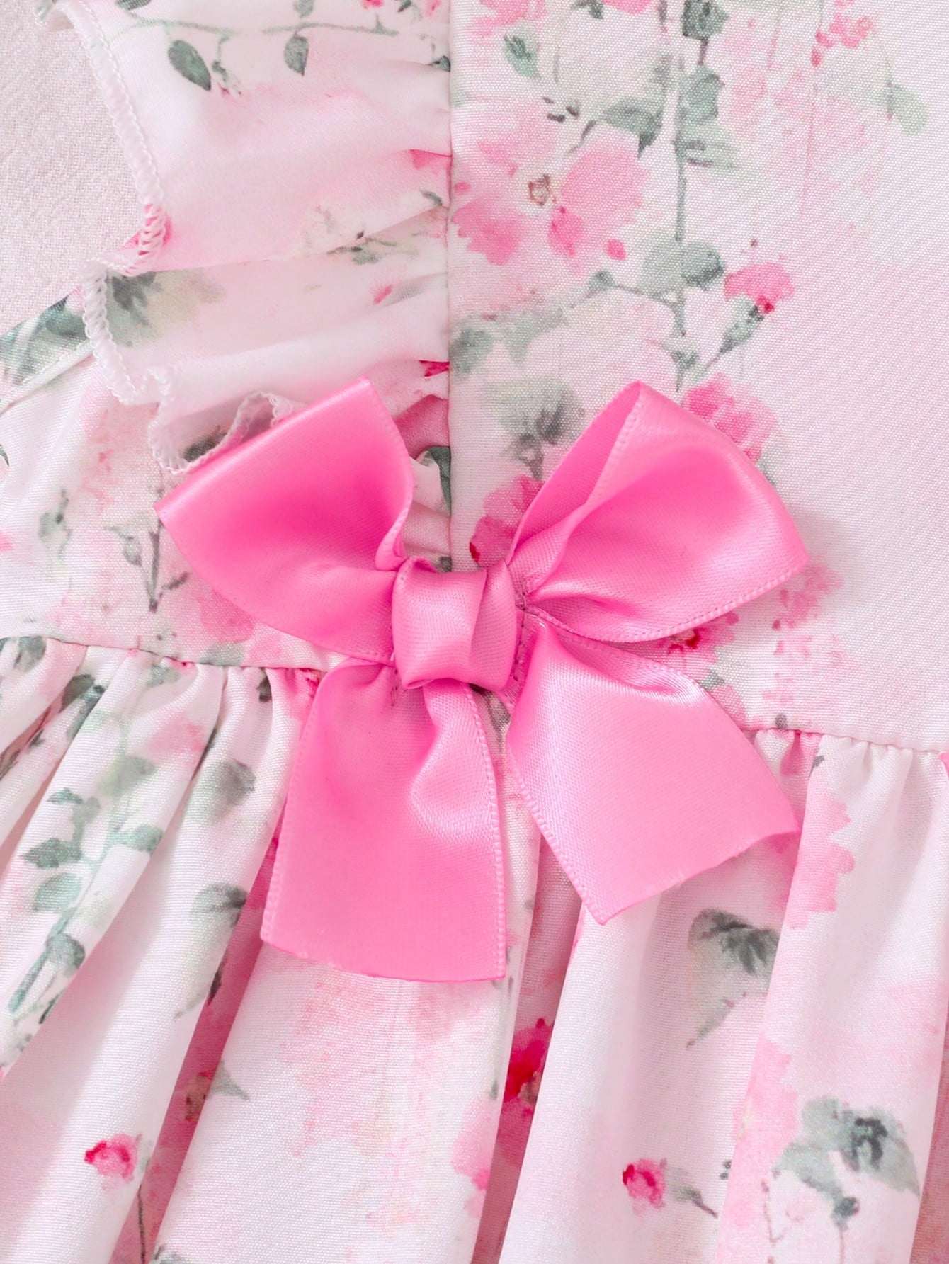 Vestido floral rosa con volantes y lazo