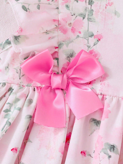 Vestido floral rosa con volantes y lazo