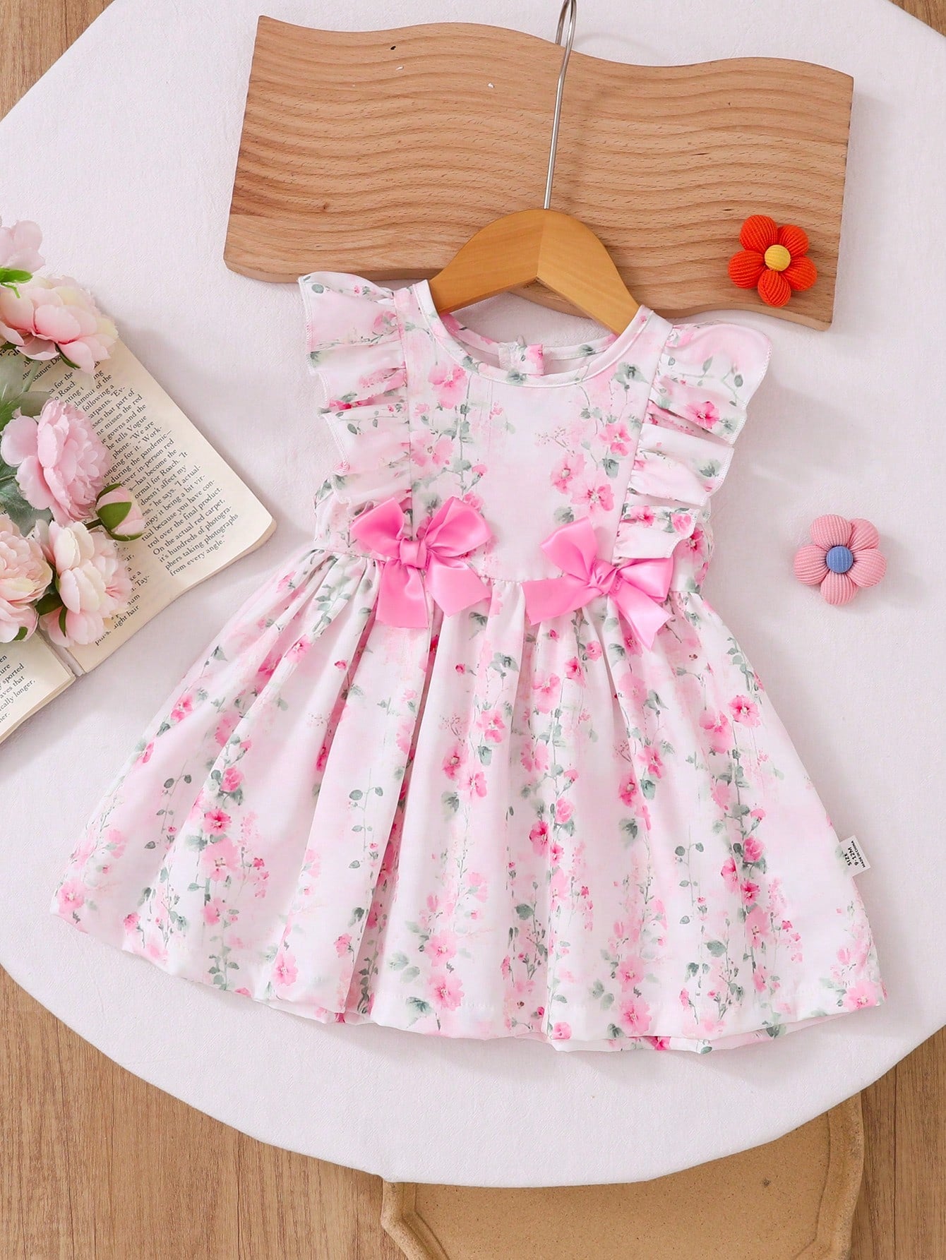 Vestido floral rosa con volantes y lazo