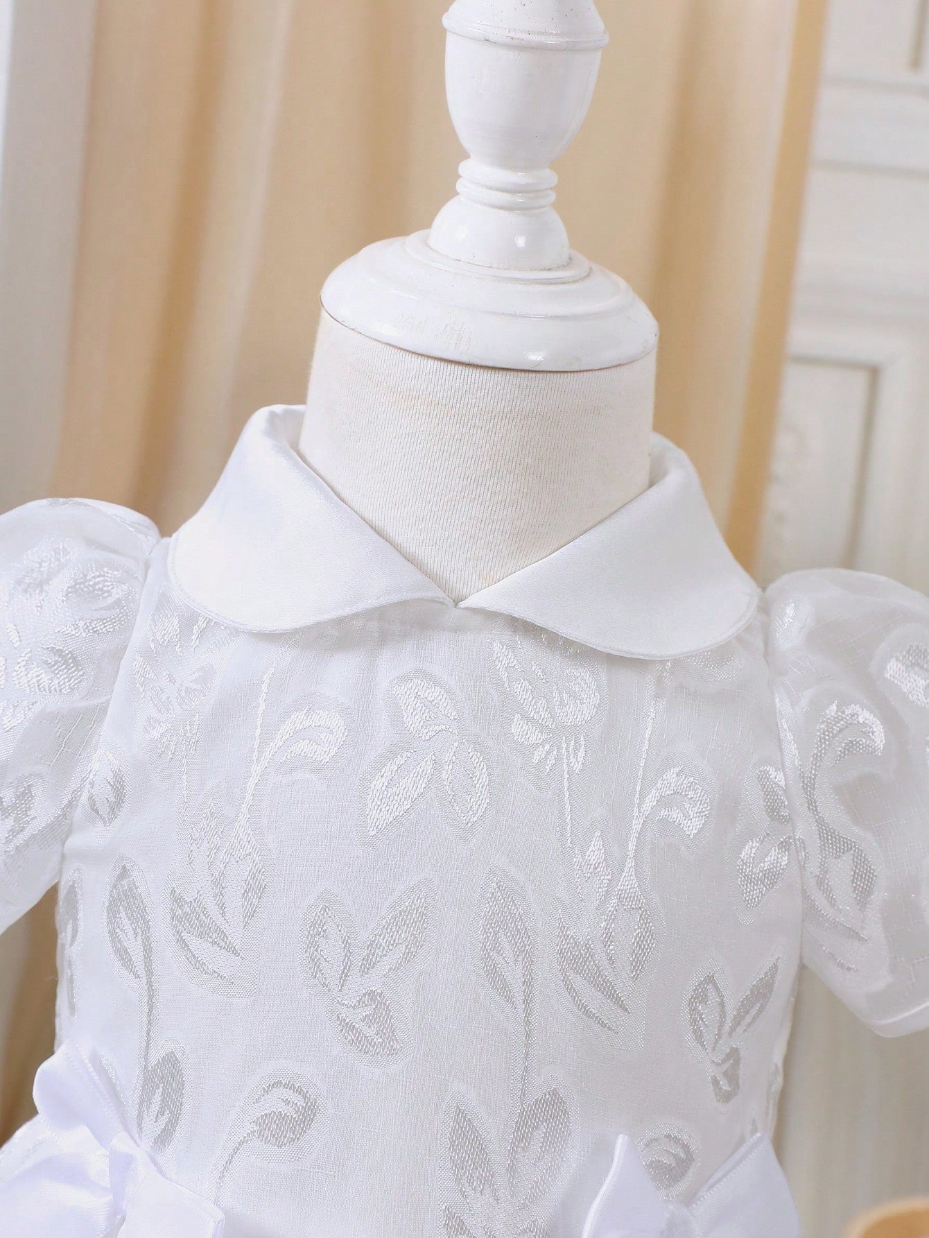 Vestido blanco elegante de malla con bordados