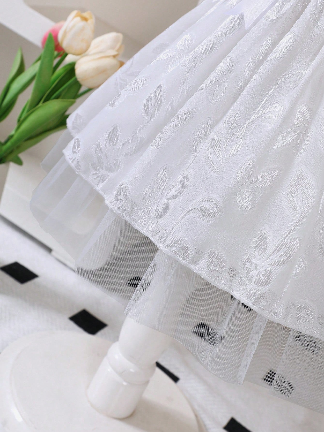 Vestido blanco elegante de malla con bordados
