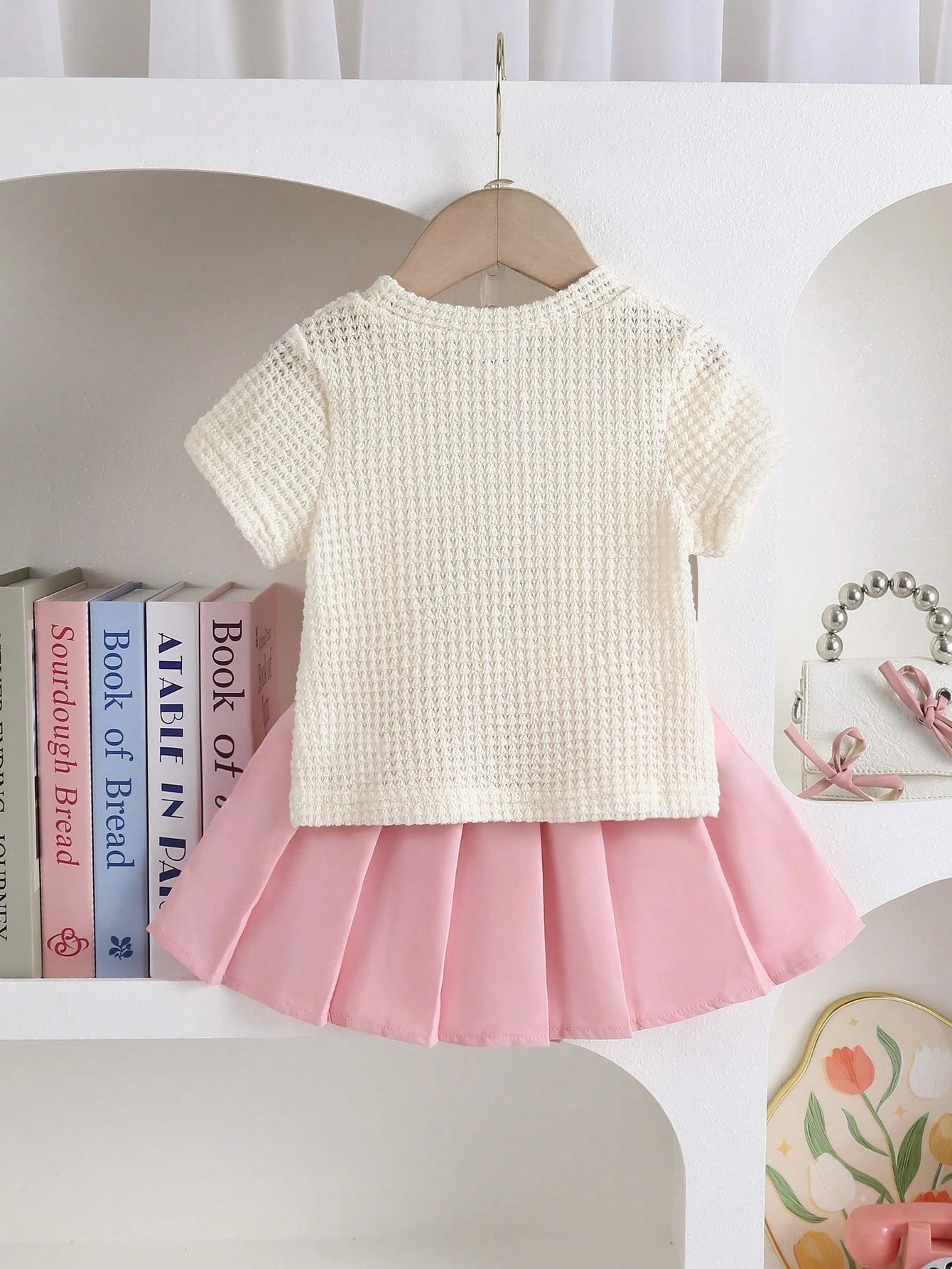 Conjunto multicolor con blusa tejida y falda rosa